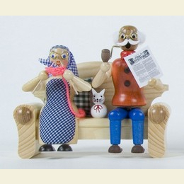 Räuchermännchen Großeltern auf dem Sofa - 17cm